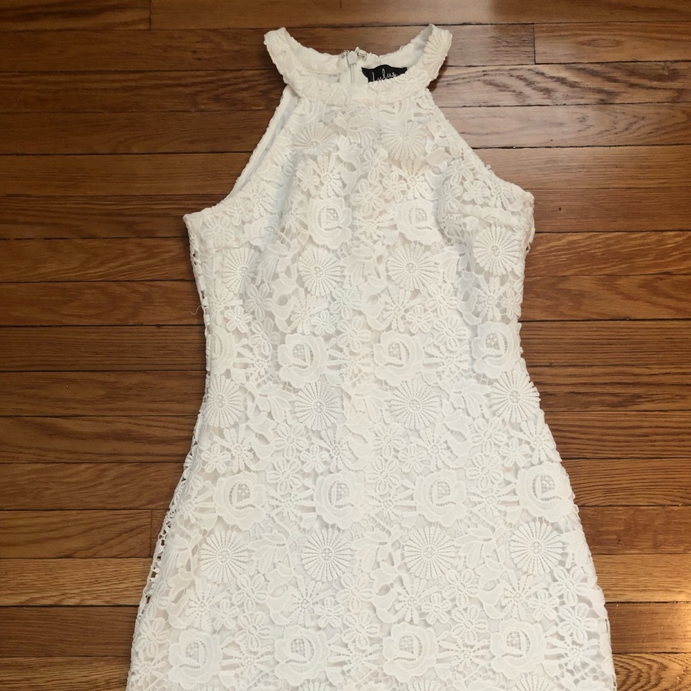 Lulu’s white lace dress